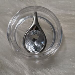 Elegant Silver Pendant with Clear Gemstone